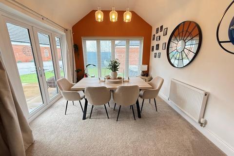 3 bedroom detached house to rent, Sanders Drive, Northampton NN3