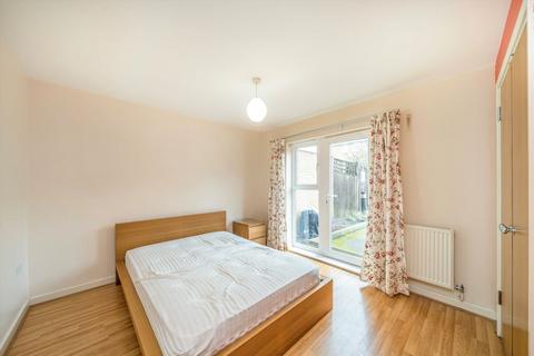 2 bedroom flat to rent, Calypso Crescent, London SE15