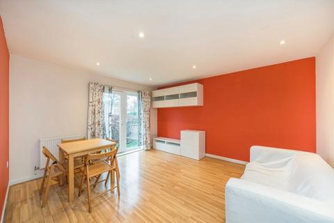 2 bedroom flat to rent, Calypso Crescent, London SE15