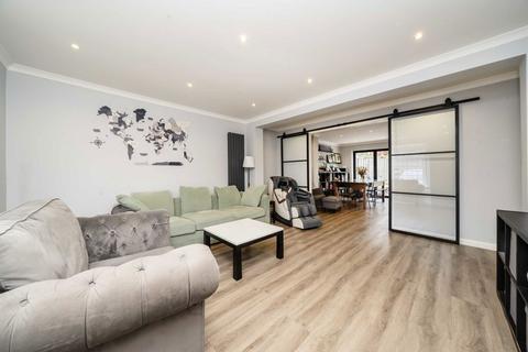 4 bedroom semi-detached house for sale, Howard Close, London W3