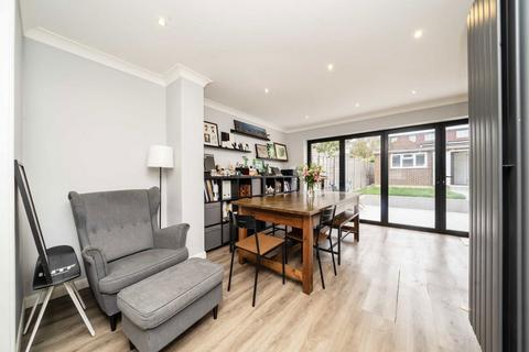 4 bedroom semi-detached house for sale, Howard Close, London W3
