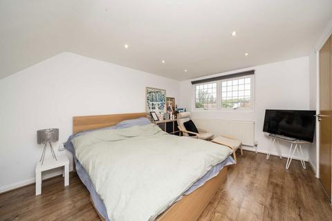 4 bedroom semi-detached house for sale, Howard Close, London W3