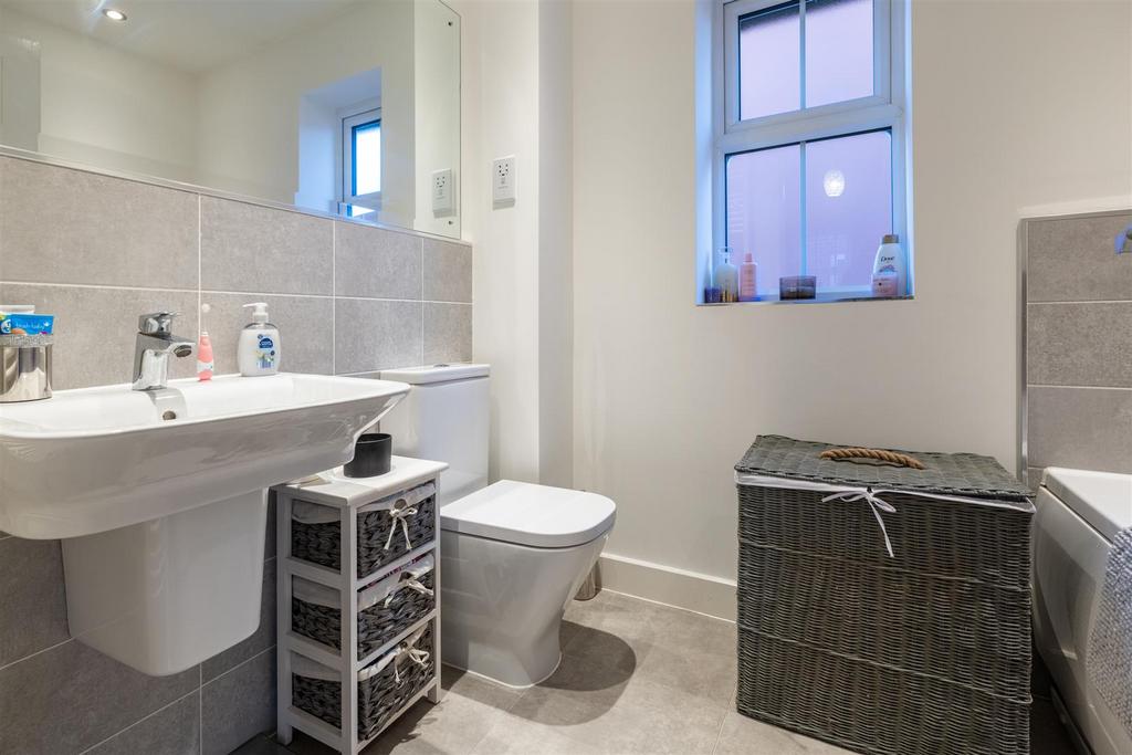 Main bathroom .jpg