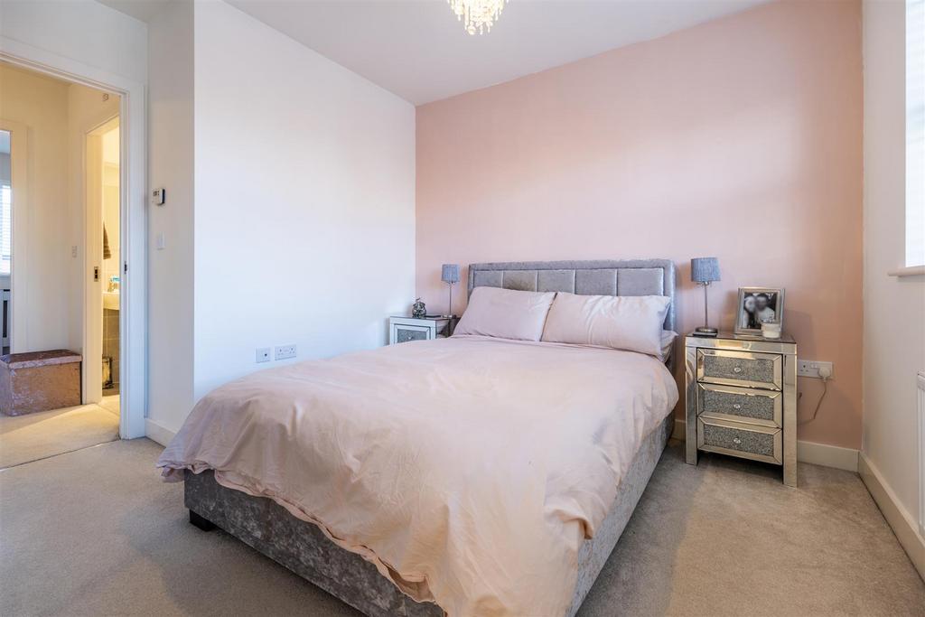 Masterbedroom 2 .jpg