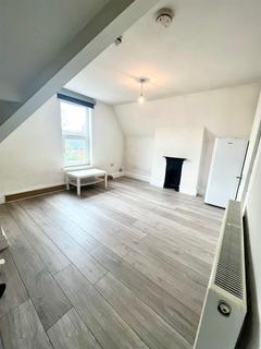 2 bedroom flat to rent, Corporation Road, Cardiff CF11