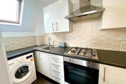 2 bedroom flat to rent, Corporation Road, Cardiff CF11