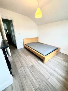 2 bedroom flat to rent, Corporation Road, Cardiff CF11