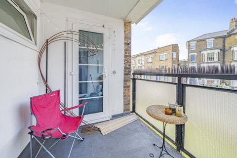 3 bedroom flat to rent, Stockwell Road, London, SW9