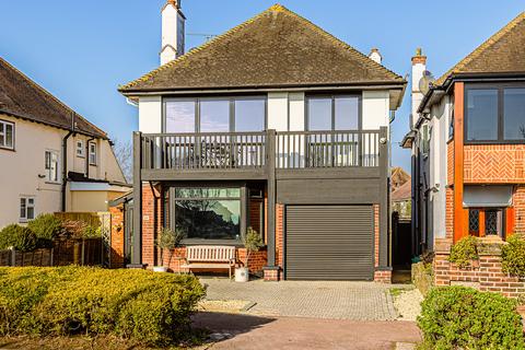 4 bedroom detached house to rent, Marine Parade, Leigh-on-sea, SS9