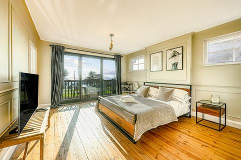 4 bedroom detached house to rent, Marine Parade, Leigh-on-sea, SS9