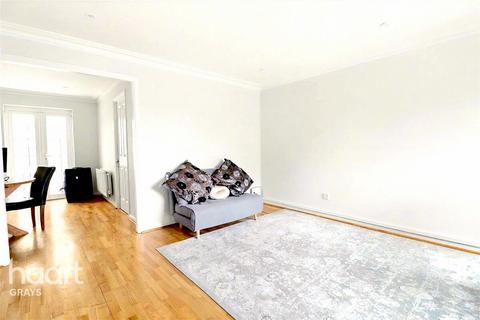 3 bedroom terraced house to rent, Frances Avenue, Grays