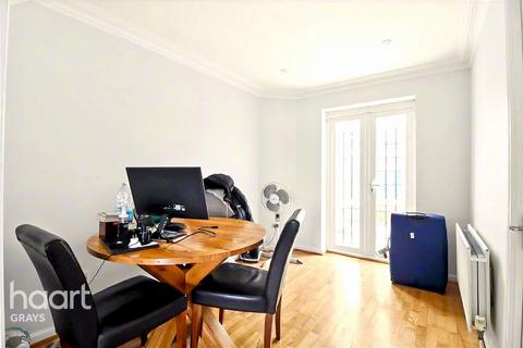 3 bedroom terraced house to rent, Frances Avenue, Grays