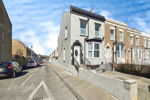 3 bedroom end of terrace house to rent, Vale Road Ramsgate CT11