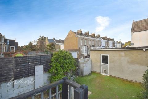 3 bedroom end of terrace house to rent, Vale Road Ramsgate CT11