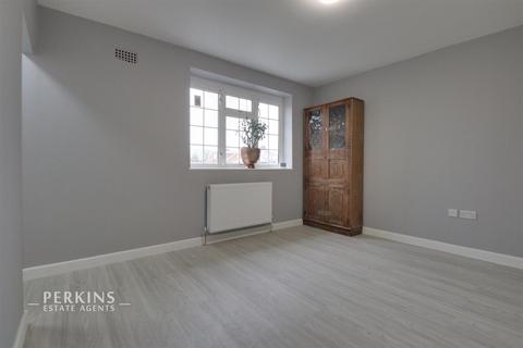Studio to rent, Northolt, UB5