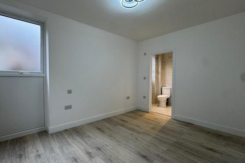 3 bedroom flat to rent, Grays Place, Slough, SL2