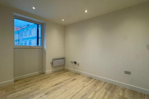 3 bedroom flat to rent, Grays Place, Slough, SL2