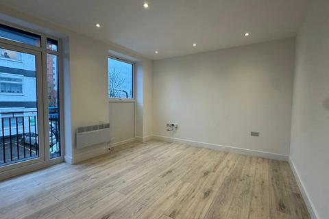 3 bedroom flat to rent, Grays Place, Slough, SL2