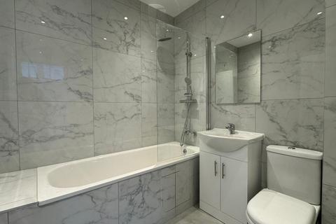 3 bedroom flat to rent, Grays Place, Slough, SL2