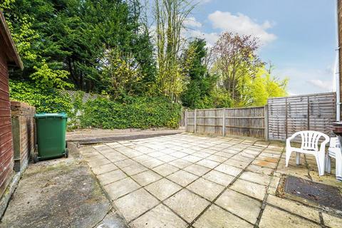 2 bedroom flat to rent, Kerry Court, Stanmore HA7