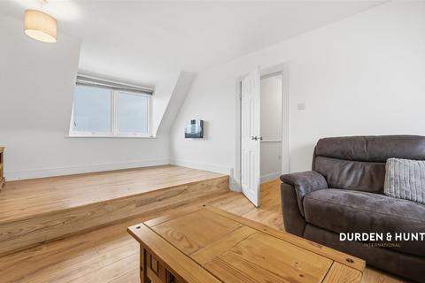 3 bedroom apartment to rent, Seaview Avenue, Colchester CO5