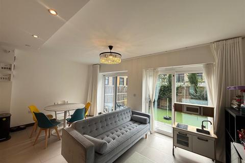undefined, Noel Coward Avenue, Denham Green