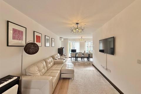undefined, Noel Coward Avenue, Denham Green