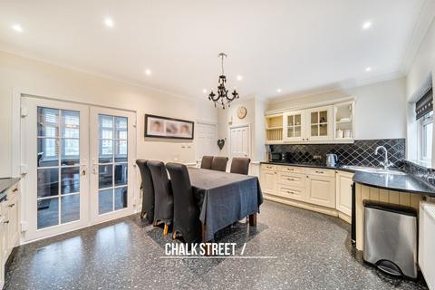 4 bedroom semi-detached house for sale, Park Crescent, Hornchurch, RM11