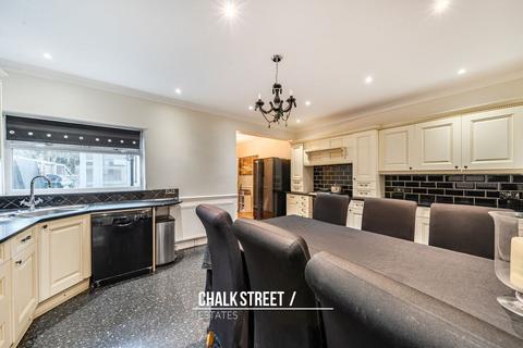 4 bedroom semi-detached house for sale, Park Crescent, Hornchurch, RM11