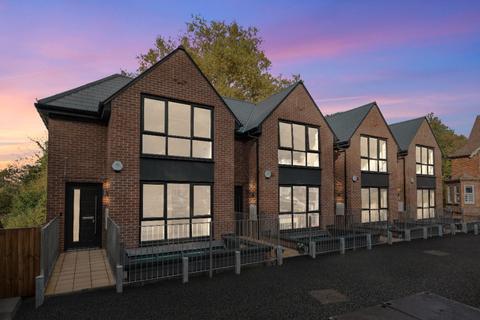 undefined, Newstead Close, Surrey GU7