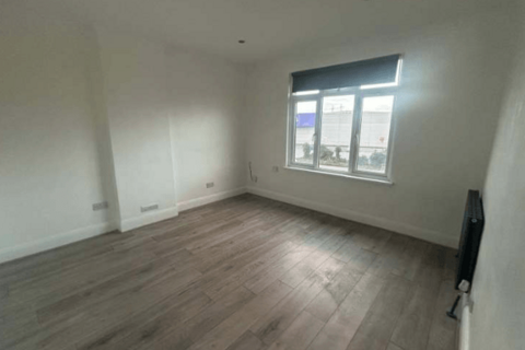 2 bedroom flat to rent, Hall Lane London, Chingford, E4