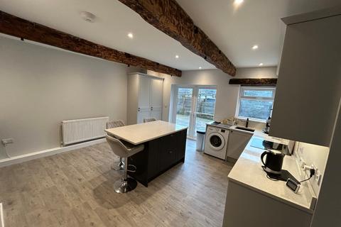 3 bedroom terraced house to rent, Wensleydale Parade, Batley, West Yorkshire, WF17