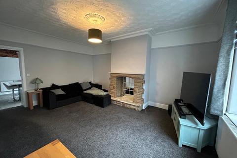 3 bedroom terraced house to rent, Wensleydale Parade, Batley, West Yorkshire, WF17