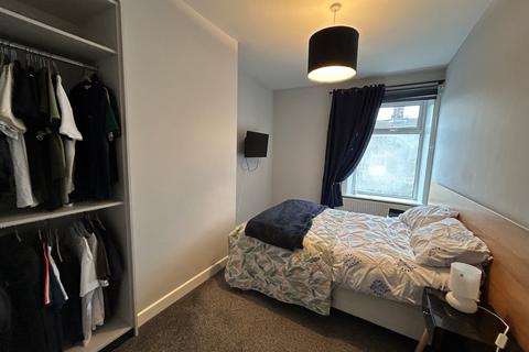 3 bedroom terraced house to rent, Wensleydale Parade, Batley, West Yorkshire, WF17