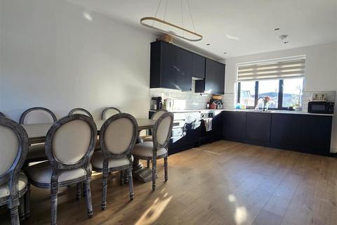 4 bedroom detached house to rent, Harwich Road, Lawford