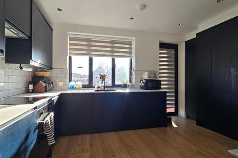 4 bedroom detached house to rent, Harwich Road, Lawford