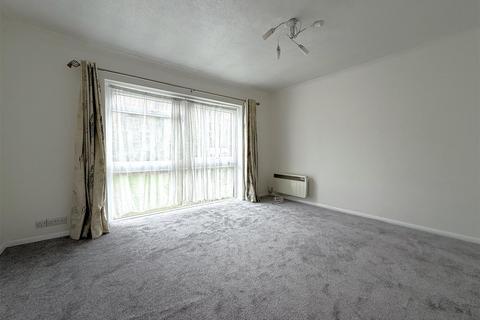 2 bedroom flat to rent, Maldon Road, Wallington