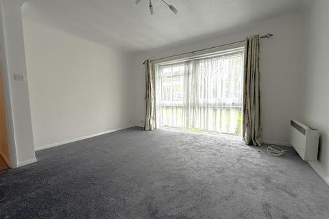 2 bedroom flat to rent, Maldon Road, Wallington