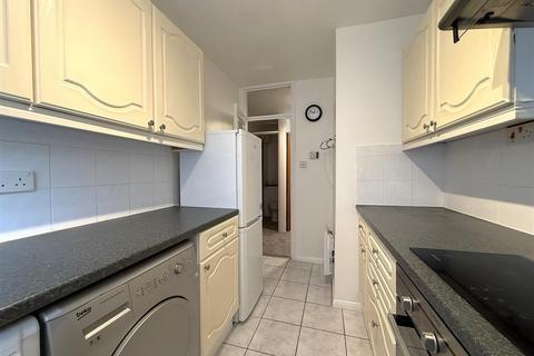 2 bedroom flat to rent, Maldon Road, Wallington