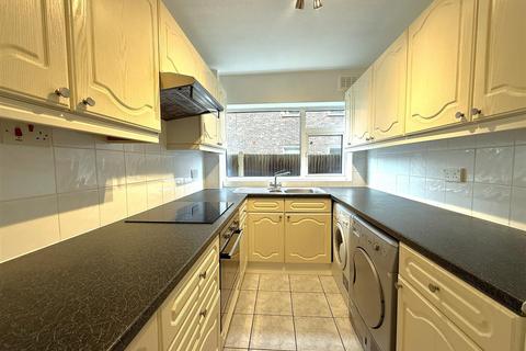 2 bedroom flat to rent, Maldon Road, Wallington