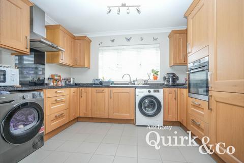 4 bedroom detached house for sale, Hilton Road, Canvey Island, SS8