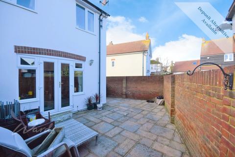 3 bedroom semi-detached house to rent, Manor Road Deal CT14