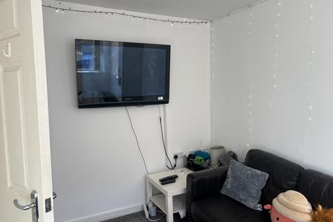 6 bedroom semi-detached house to rent, Nottingham NG7