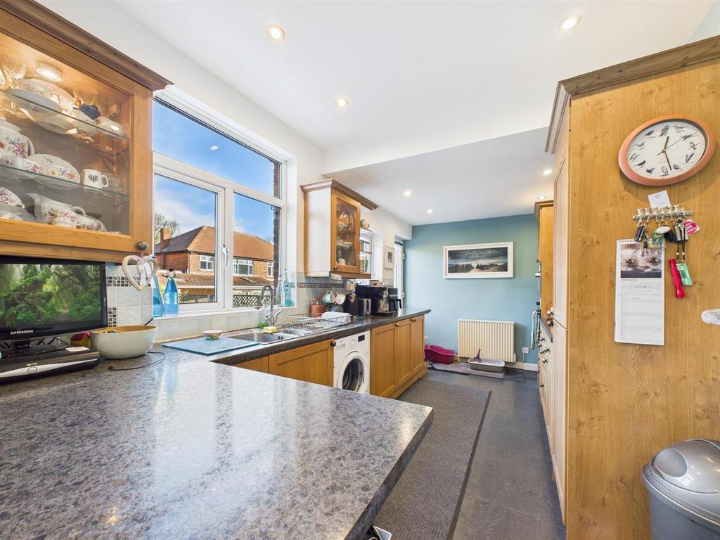 Kitchen 2.jpg