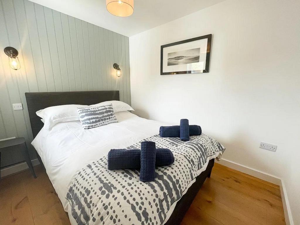 Bedroom 2 2.jpg