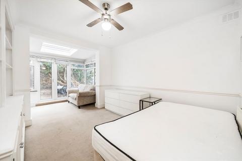 Studio to rent, Winchendon Road, London SW6