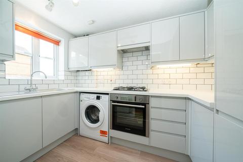 2 bedroom terraced house to rent, Thorne Close, Boxmoor, Hertfordshire, HP1 1LY