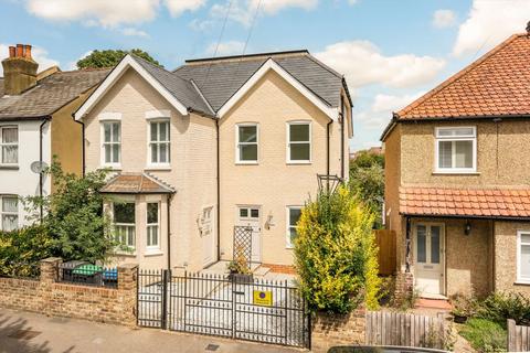3 bedroom semi-detached house to rent, Tolworth Road, Surbiton KT6