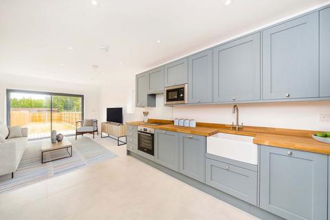 3 bedroom semi-detached house to rent, Tolworth Road, Surbiton KT6