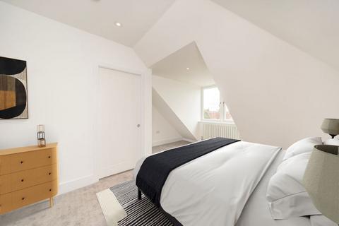 3 bedroom semi-detached house to rent, Tolworth Road, Surbiton KT6